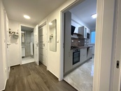 Pronájem zrekonstruovaného bytu 3+1 se sklepem, Černokostelecká, Praha - Strašnice, cena 29000 CZK / objekt / měsíc, nabízí 