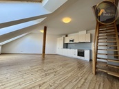 Světlý mezonet 3+kk včetně podkrovního ateliéru, 106,8m2, Praha 8 Libeň, ul. Zenklova, cena 10396100 CZK / objekt, nabízí 