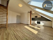 Světlý mezonet 3+kk včetně podkrovního ateliéru, 86,3m2, Praha 8 Libeň, ul. Zenklova, cena 8246360 CZK / objekt, nabízí Reality Hocková