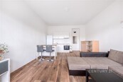 Světlý a prostorný byt 2+KK 55 m2 s velkým balkónem - ul. K Podjezdu, Nusle, cena 20500 CZK / objekt / měsíc, nabízí CENTURY 21 Birdie Reality
