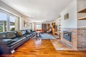Nabídka pronájmu prostorného bytu 4+1 s terasou a zahradou, Pod urnovým hájem 45, Praha-Zbraslav, ideální pro rodiny, výhled na panorama, cena 25990 CZK / objekt / měsíc, nabízí CENTURY 21 Birdie Reality