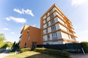 Moderní 1+kk s prostornou lodžií a garážovým stáním - Praha 5, Na Výrovně, cena 6950000 CZK / objekt, nabízí 