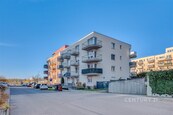 Moderní 2+1 s balkonem a garáží | 7 min od metra Rajská zahrada, cena 25000 CZK / objekt / měsíc, nabízí CENTURY 21 Dream