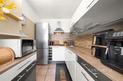 Prostorný byt 3+kk s lodžií a sklepem v klidné části Prahy 10 - Petrovice, ul. Rezlerova, cena 7990000 CZK / objekt, nabízí 