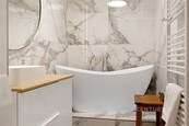 Designový mezonet s volně stojící vanou a výhledem do korun stromů, cena 10990000 CZK / objekt, nabízí CENTURY 21 The Most Reality