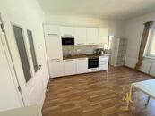 Život s výhledem a duší: Designový byt s terasou, pavlačí a soukromým parkem 2kk 40m² Strašnice, cena 6950000 CZK / objekt, nabízí 