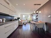 Moderní 2+kk s 59 m (zvýšené přízemí) téměř na metru Kobylisy, cena 23000 CZK / objekt / měsíc, nabízí Jan Holický - Vaše šelma v realitní džungli