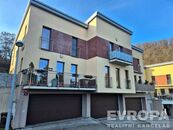 Rodinné bydlení s atmosférou domu: Mezonet 4+kk (96 m) se zahradou a velkorysou garáží, cena 15490000 CZK / objekt, nabízí 