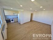 Pronájem bytu 1+kk, 33m2, 8.NP, Kosťálkova, Praha Kobylisy, cena 18000 CZK / objekt / měsíc, nabízí EVROPA realitní kancelář
