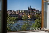 Elegantní byt s výhledem na Pražský hrad a Vltavu v jedné z nejprestižnějších adres historické, Prah, cena cena v RK, nabízí EVROPA realitní kancelář