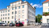 Prodej 1+kk 30 m, samostatná kuchyň, komora, parkovací stání na společném dvoře, vysoké stropy_ možn, cena 4698000 CZK / objekt, nabízí 