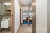 Světlý byt 2+KK s lodžií v bezpečném domě, cena 6990000 CZK / objekt, nabízí Century 21 Synergy
