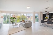 Pronájem moderního bytu 2+kk, 78 m2, s lodžií, sklepem a garážovým stáním, Praha, Karlín, cena 36000 CZK / objekt / měsíc, nabízí Century 21 Synergy