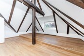 Podkrovní atelier 73 m2 s balkónem 7 m2, cena 13190000 CZK / objekt, nabízí Century 21 Synergy