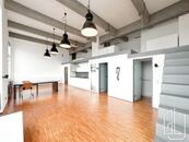 GLJ Partners nabízí k pronájmu loft s galerií o celkové ploše 114 m2 v prestižní industriální budově, cena 45000 CZK / objekt / měsíc, nabízí GLJ Partners