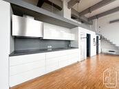 GLJ Partners nabízí k pronájmu loft s galerií o celkové ploše 114 m2 v prestižní industriální budově, cena 45000 CZK / objekt / měsíc, nabízí GLJ Partners