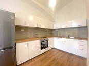 Pronájem byty 3+1, 85 m2, Černá ul. Praha 1, cena 25000 CZK / objekt, nabízí 