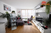 Světlý klimatizovaný byt s lodžií na Novém náměstí v Uhříněvsi o dispozici 2kk, cena 8670000 CZK / objekt, nabízí 