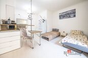 Exkluzivní prodej dvou propojených bytů 1+kk (jeden s balkonem) celkem 65 m, cena 7500000 CZK / objekt, nabízí 