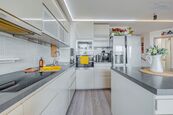 Prostorný mezonet 3+kk se 2 koupelnami, lodžií a saunou, Praha - Stodůlky, cena 12490000 CZK / objekt, nabízí 