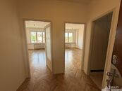 Pronájem krásného zrekonstruovaného bytu s dechberoucím výhledem, 2+1, Malá Strana, P-1, cena 28000 CZK / objekt / měsíc, nabízí Miroslava Zemanová
