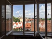 Pronájem krásného zrekonstruovaného bytu s dechberoucím výhledem, 2+1, Malá Strana, P-1, cena 28000 CZK / objekt / měsíc, nabízí Miroslava Zemanová