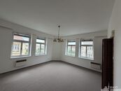 Pronájem světlého bytu 4+kk, 135 m2, nádherný výhled, přímo u náměstí Jiřího z Poděbrad., cena 55000 CZK / objekt / měsíc, nabízí Miroslava Zemanová