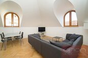 Pronájem zařízeného bytu s garáží : Praha 1- Malá Strana, Vlašská, cena 40000 CZK / objekt / měsíc, nabízí ORION Realit s.r.o.