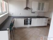Pronájem krásného prostorného bytu 2+kk s terasou a parkovacím místem v ulici Pavla Beneše. , cena 23000 CZK / objekt / měsíc, nabízí A. Realitní s.r.o.