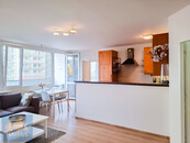 Pronájem světlého bytu 4+kk (91,4 m2) se třemi lodžiemi - Praha 10, Vršovice , ul. Kazašská, cena 35000 CZK / objekt / měsíc, nabízí Maxxus reality