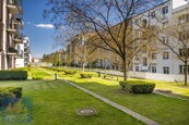 Pronájem světlého bytu 3+kk s prostornou terasou, Korunní dvůr - Praha 2, Vinohrady, cena 38000 CZK / objekt / měsíc, nabízí 