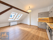 Pronájem mezonetového bytu 2+kk s obytným podkrovím, 62,4 m2, Praha 8 - Karlín, cena 28000 CZK / objekt / měsíc, nabízí Maxxus reality