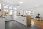 Prodej bytu 3+kk po rekonstrukci s balkonem do klidného vnitrobloku, Praha 5 - Košíře, cena 10490000 CZK / objekt, nabízí 