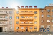 Prodej bytu 1+1 s balkonem a sklepem 5 min od metra A Strašnická, cena 6490000 CZK / objekt, nabízí 