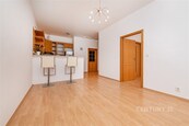 Světlý byt 2+kk (52 m2) s parkovacím stáním u parku Vítkov - Praha 3, Žižkov, cena 22000 CZK / objekt / měsíc, nabízí CENTURY 21 Tandem