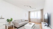 Světlý byt 2+kk (42 m2) s vlastní lodžií (6,3 m2) a sklepem, 5 min od metra Háje - Stříbrského, Praha, cena 7150000 CZK / objekt, nabízí CENTURY 21 Tandem