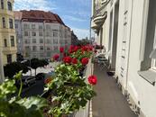 Prodej luxusního zařízeného 3+1 (oddělené pokoje), balkón v atraktivní lokalitě Vršovic Praha 10, cena 18900000 CZK / objekt, nabízí Mgr. Jan Vodenka