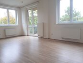 Pronájem nezařízeného bytu 1+kk, balkon, 33 m2, Záveská, Praha 10, cena 17000 CZK / objekt / měsíc, nabízí Mgr. Jan Vodenka