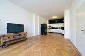 Prostorný 4+kk 96m2 s balkonem v blízkosti stanice metra I. P. Pavlova, Praha 2, výtah, cena 30000 CZK / objekt / měsíc, nabízí Mgr. Jan Vodenka
