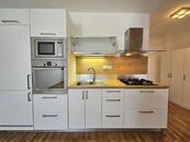 Pronájem světlého bytu 2+kk s balkónem, 44 m2, Praha 4 Krč, ul. Točitá, cena 19500 CZK / objekt / měsíc, nabízí Mgr. Jan Vodenka