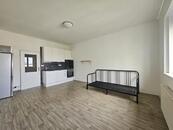 Pronájem světlého bytu 1+kk, 28 m2, 4. patro s výtahem, cena 13500 CZK / objekt / měsíc, nabízí Mgr. Jan Vodenka