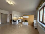 Pronájem světlé garsoniery 32m2, Prorektorská, Praha 10, zařízená, balkon 4m2, parkovací stání, cena 16900 CZK / objekt / měsíc, nabízí 