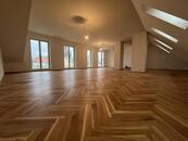 Nový rozlehlý a klimatizovaný byt s vlastní terasou se rozkládá po celém posledním patře ., cena 39900000 CZK / objekt, nabízí Domus Reality