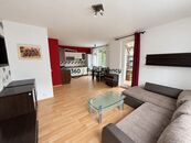 Prostorný, kompletně zařízený byt 2+kk s balkonem, sklepem a garážovým stáním., cena 22000 CZK / objekt / měsíc, nabízí Real Agency 360
