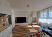 Prodej prostorného bytu 4+1 (84 m) s lodžií a nábytkem na míru, Praha 8-Troja, Mazurská ul., cena 11450000 CZK / objekt, nabízí 