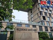 Pronájem moderního a nadstandardního bytu 2+kk, 39m2 s garáží, sklepem 9m2 v rezidenci Kavčí Hory, cena 23500 CZK / objekt / měsíc, nabízí RK BOHEMIA s.r.o.