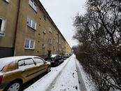 Světlý plně vybavený byt v klidné budově 2+1 o rozloze 50m2 + balkon, cena 21900 CZK / objekt / měsíc, nabízí Vaši makléři