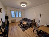 Pronájem světlého bytu 2+1, 51 m ,panel, 3.patro Praha 3, K Lučinám , cena 23900 CZK / objekt / měsíc, nabízí RK Reality JJ
