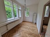 Pronájem velkého bytu 3+1, 83m2, balkon, v atraktivní lokalitě nedaleko Pražského Hradu Ul. Rošický, cena 33500 CZK / objekt / měsíc, nabízí RK Reality JJ