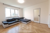 Pronájem bytu 2+1, 55 m2 se zahradou - Praha - Modřany, cena 20990 CZK / objekt / měsíc, nabízí Bohemian Estates International s.r.o.